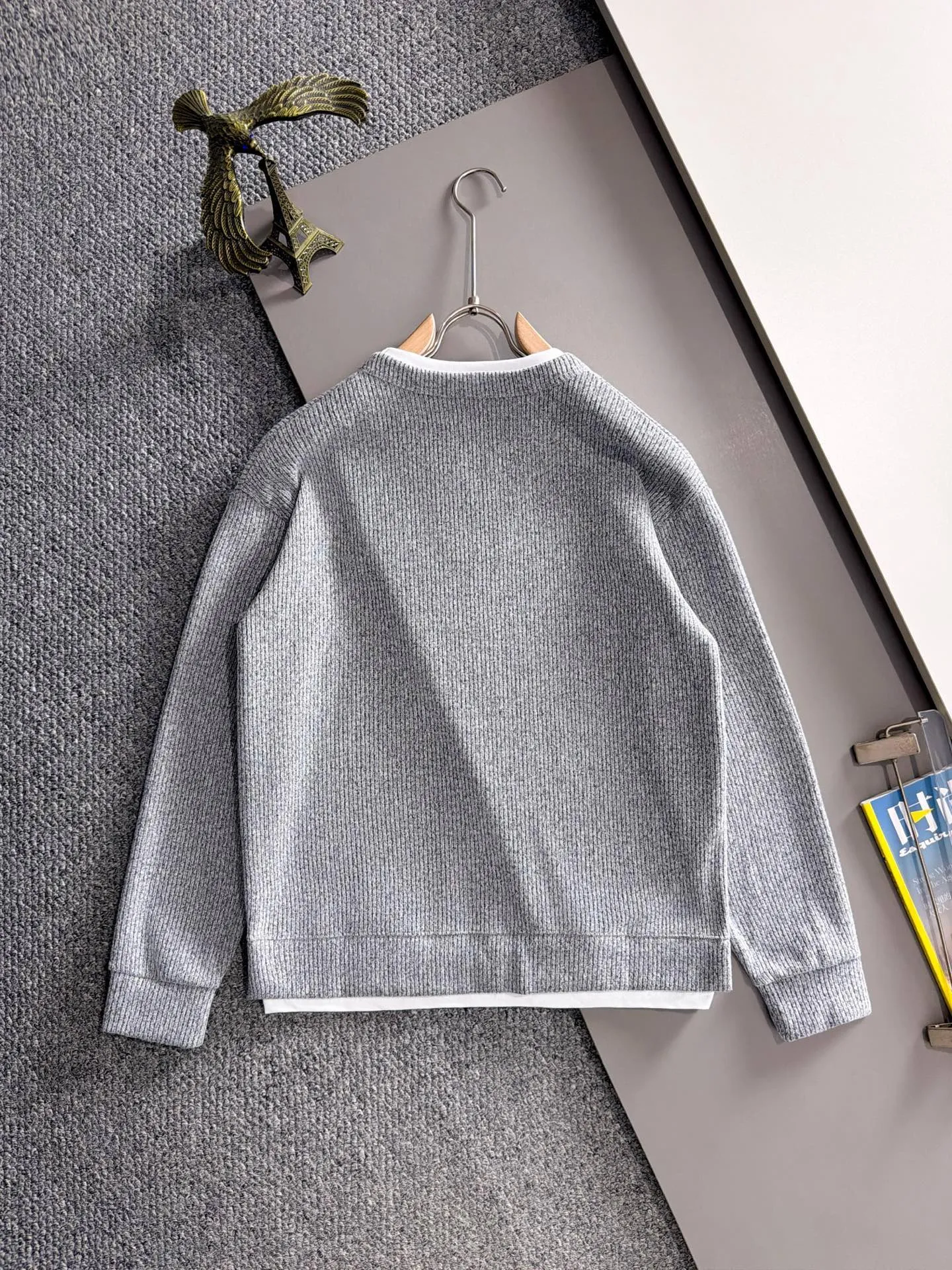 Paris Clover exclusively launches the 2026 autumn and winter New Arrival long-sleeved sweatshirts for men and women. Same Style. Many stars have the same style. Craftsmanship that ordinary small workshops cannot copy. No matter in terms of materials, detail restoration and craftsmanship, we are not afraid of any challenges, just to provide you with wonderful products. Compare the top Original versions at will. No expense is spared just to make it better. Unique imported fabric feel. Purely imported German machine production. Precision operation. Thousands of needles density. A complete set of New Arrival accessories with three standards can be customized simultaneously. Versatile upper body is fashionable, a perfect choice for autumn and winter, and a must-have item. Sizes table: M-3XL (please state your height and weight when placing an order)